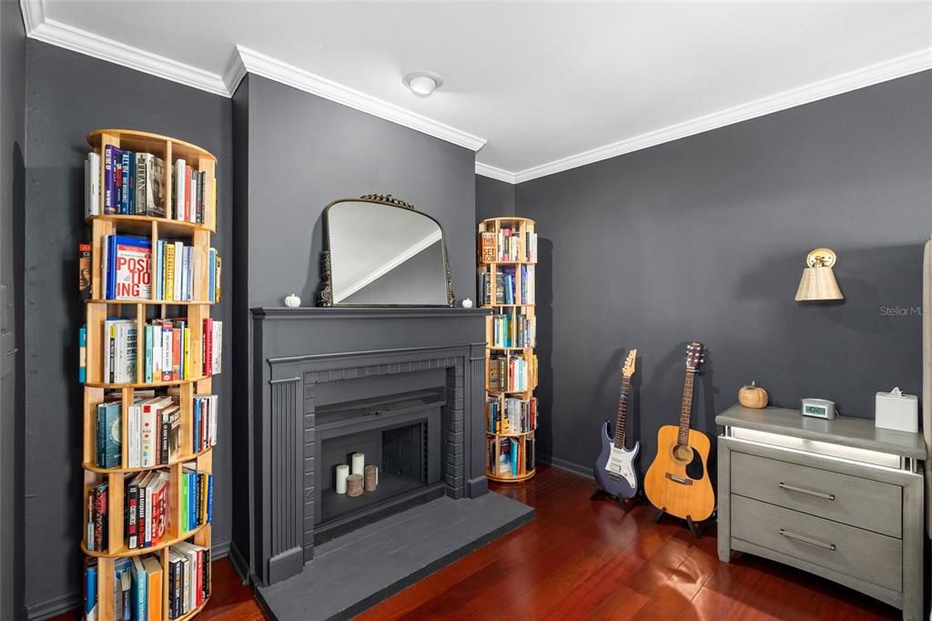 合同活跃: $899,900 (3 贝兹, 2 浴室, 1904 平方英尺)