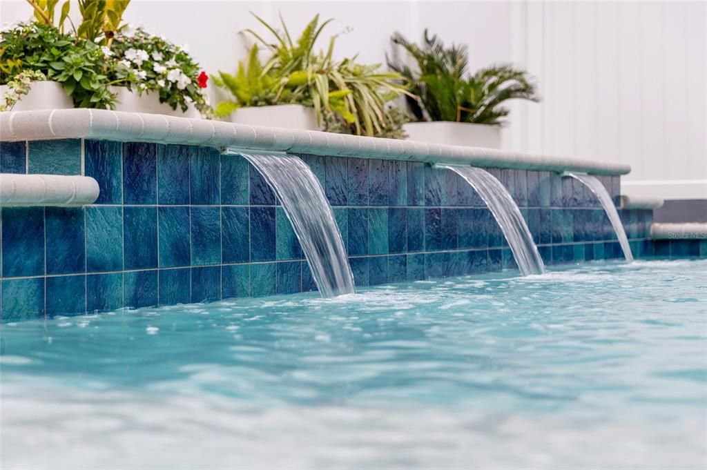 合同活跃: $899,900 (3 贝兹, 2 浴室, 1904 平方英尺)