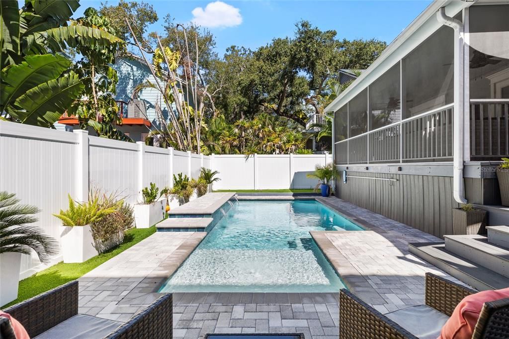 合同活跃: $899,900 (3 贝兹, 2 浴室, 1904 平方英尺)