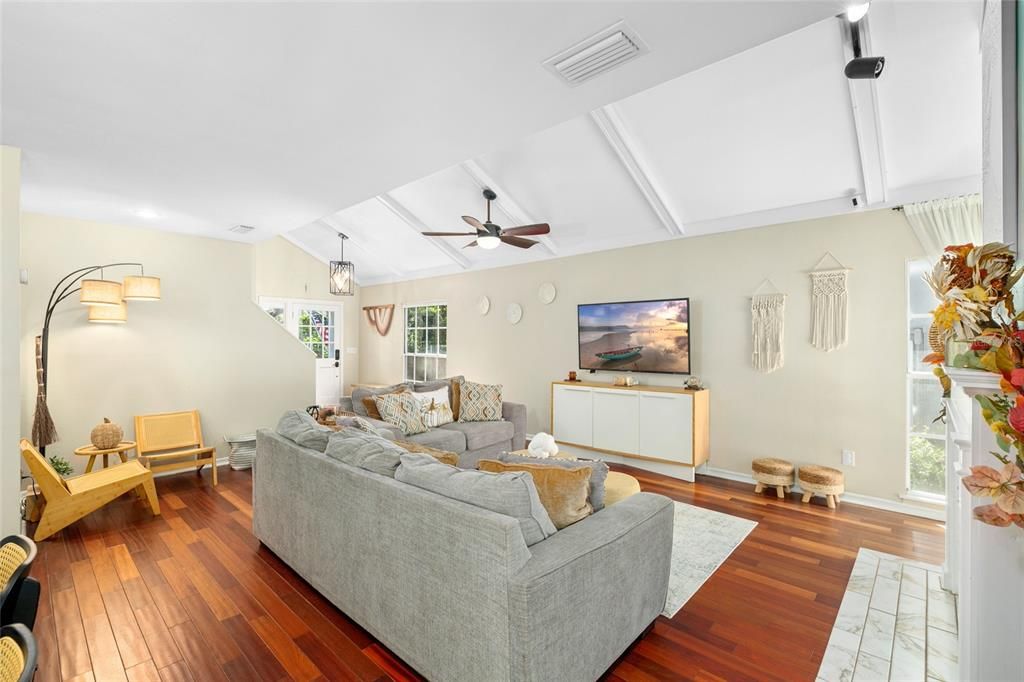 合同活跃: $899,900 (3 贝兹, 2 浴室, 1904 平方英尺)