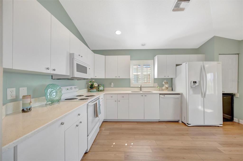 For Sale: $359,900 (3 beds, 2 baths, 1659 Square Feet)