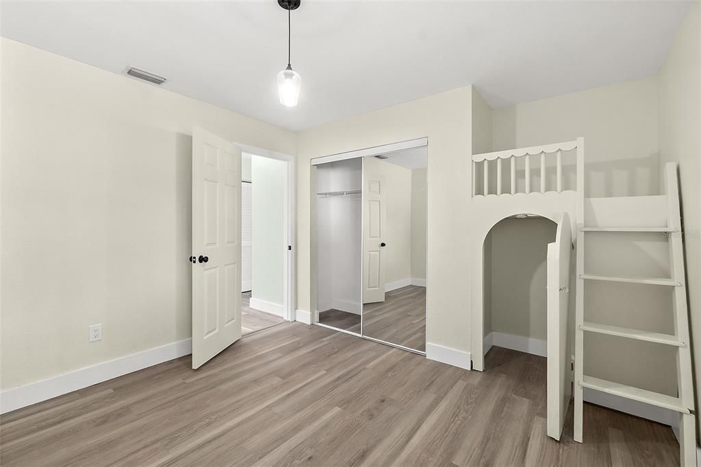 Active With Contract: $269,000 (3 beds, 2 baths, 1433 Square Feet)