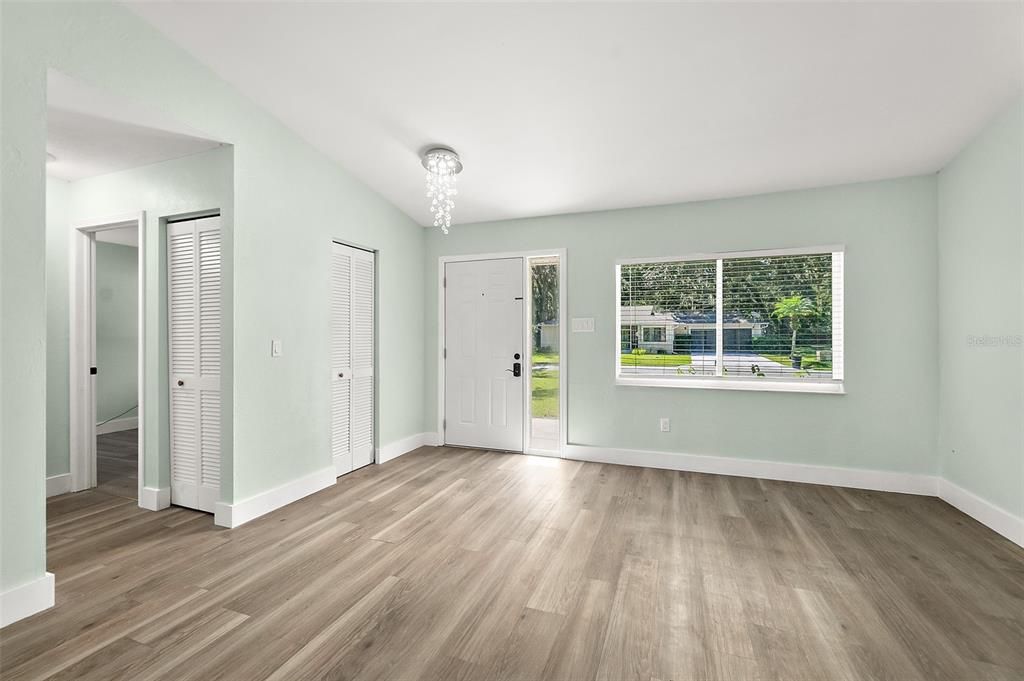 Active With Contract: $269,000 (3 beds, 2 baths, 1433 Square Feet)