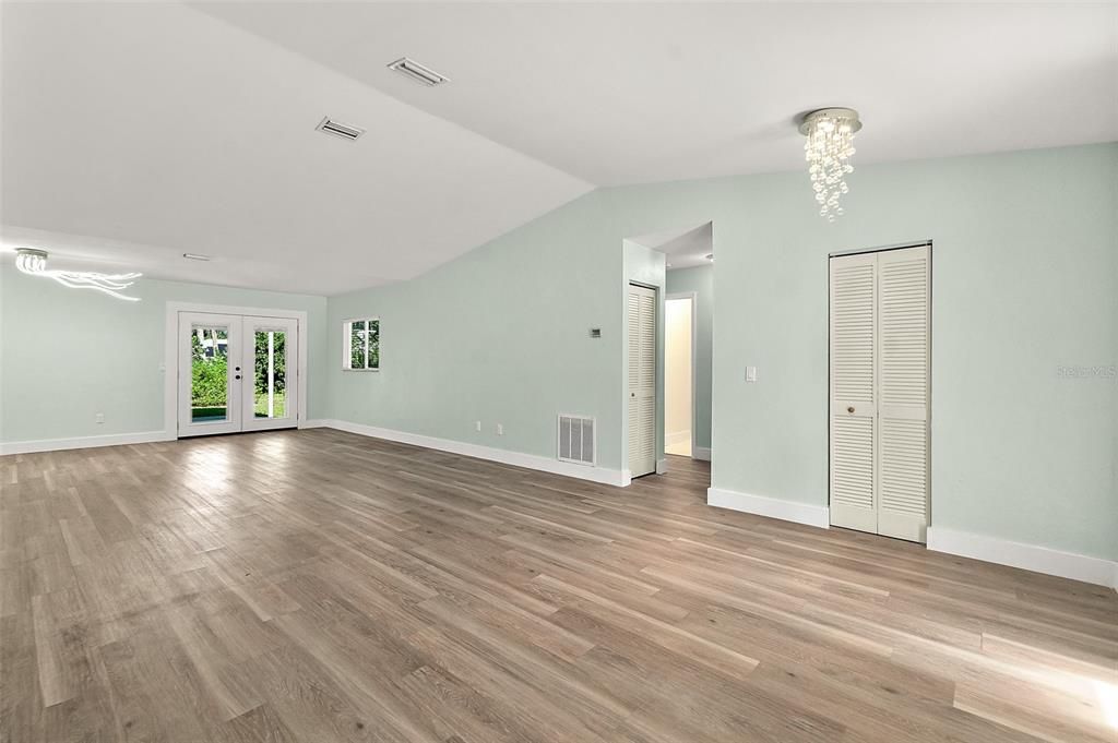 Active With Contract: $269,000 (3 beds, 2 baths, 1433 Square Feet)