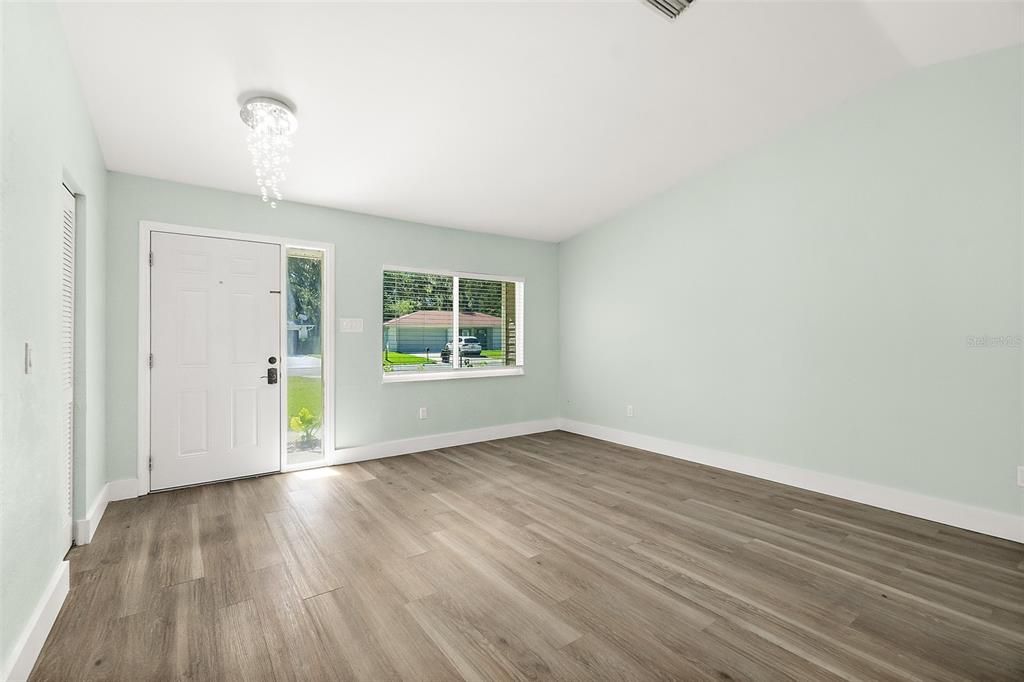 Active With Contract: $269,000 (3 beds, 2 baths, 1433 Square Feet)