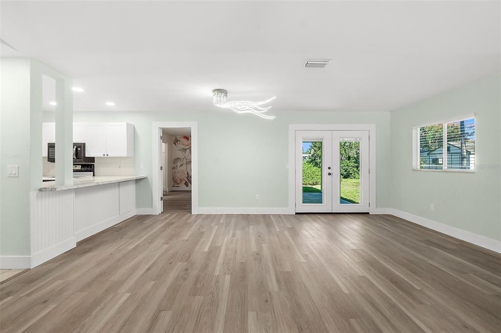 Active With Contract: $269,000 (3 beds, 2 baths, 1433 Square Feet)