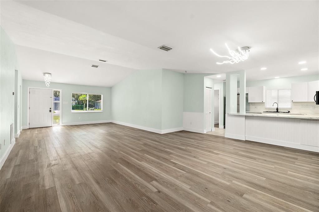 Active With Contract: $269,000 (3 beds, 2 baths, 1433 Square Feet)