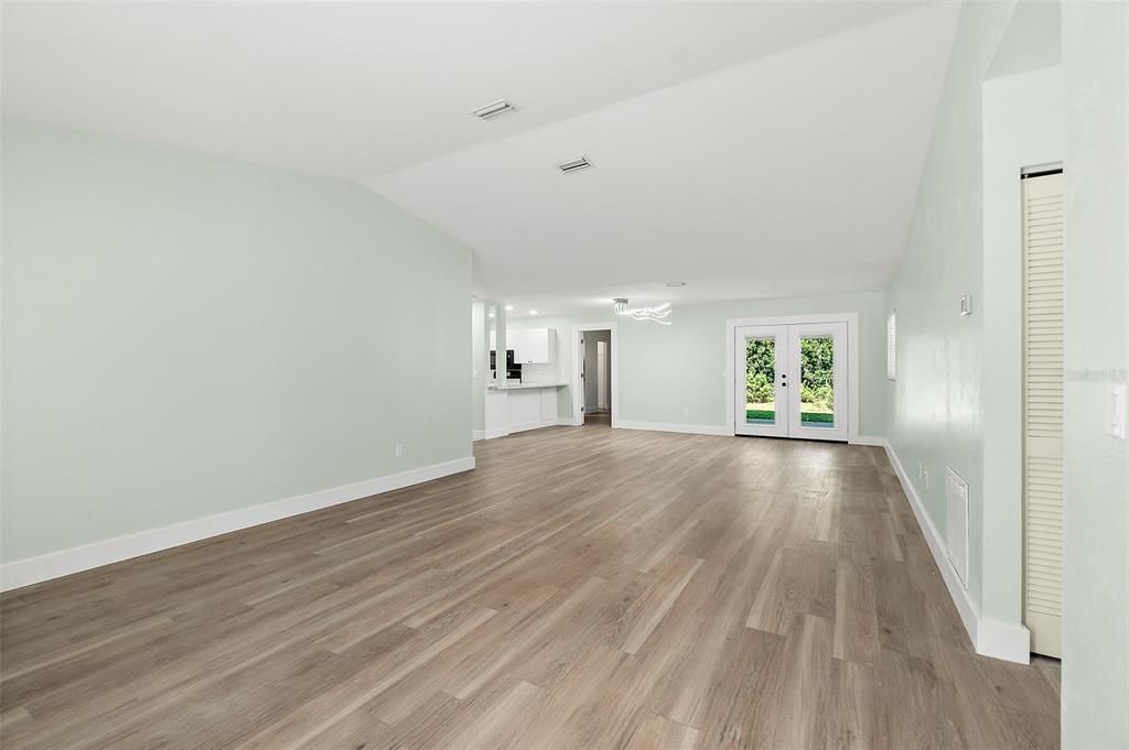 Active With Contract: $269,000 (3 beds, 2 baths, 1433 Square Feet)