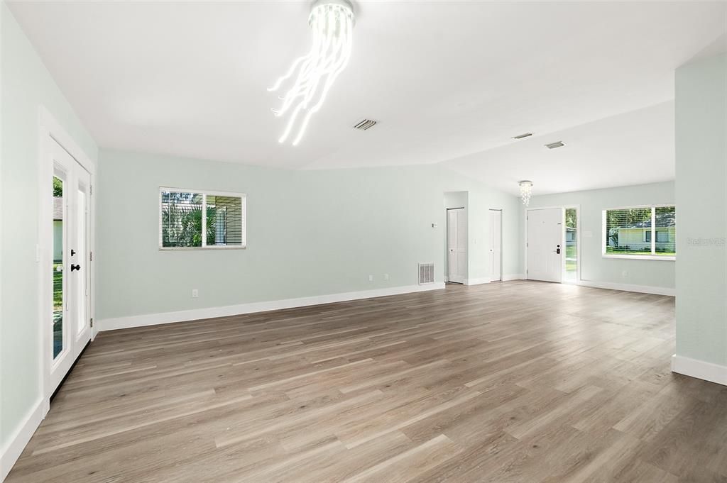 Active With Contract: $269,000 (3 beds, 2 baths, 1433 Square Feet)