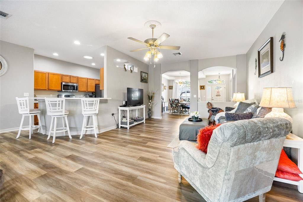 En Venta: $369,900 (3 camas, 2 baños, 2285 Pies cuadrados)