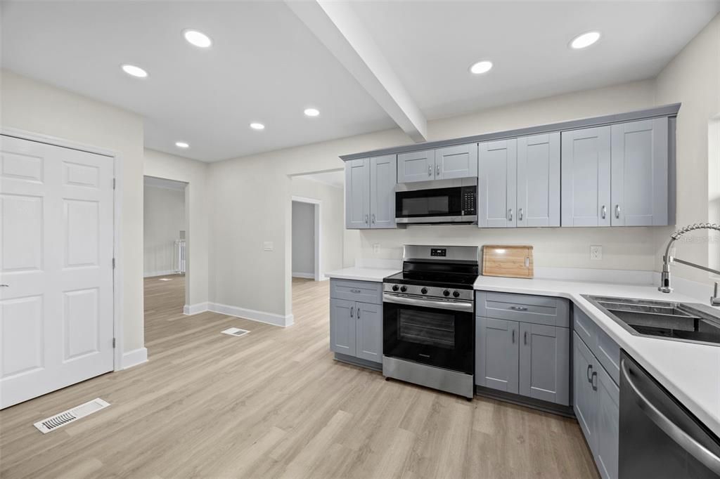 待售: $649,900 (4 贝兹, 3 浴室, 3201 平方英尺)