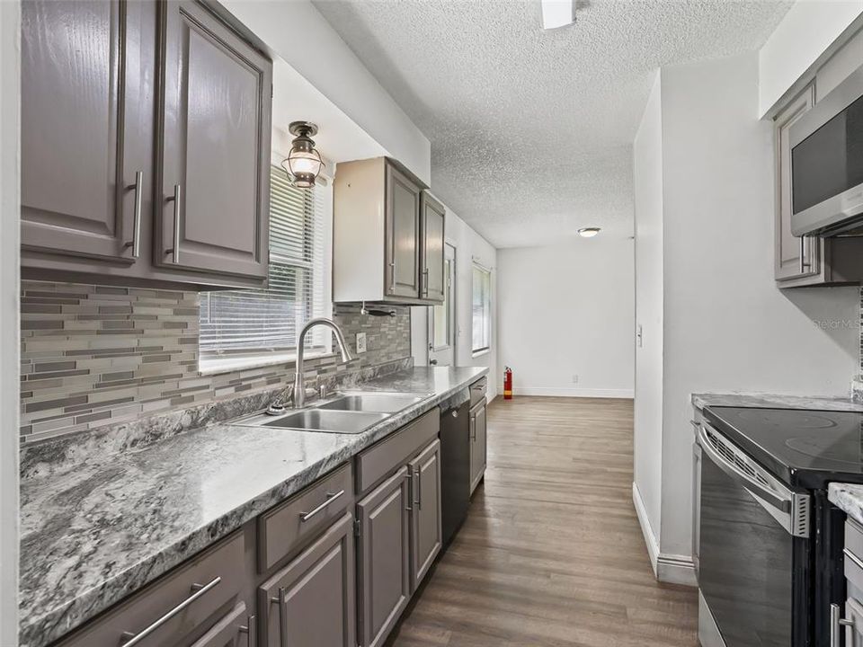 For Sale: $199,000 (3 beds, 2 baths, 1092 Square Feet)