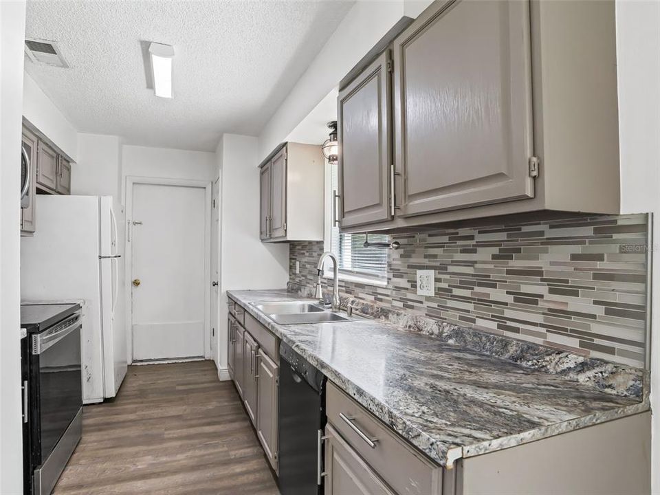 For Sale: $199,000 (3 beds, 2 baths, 1092 Square Feet)