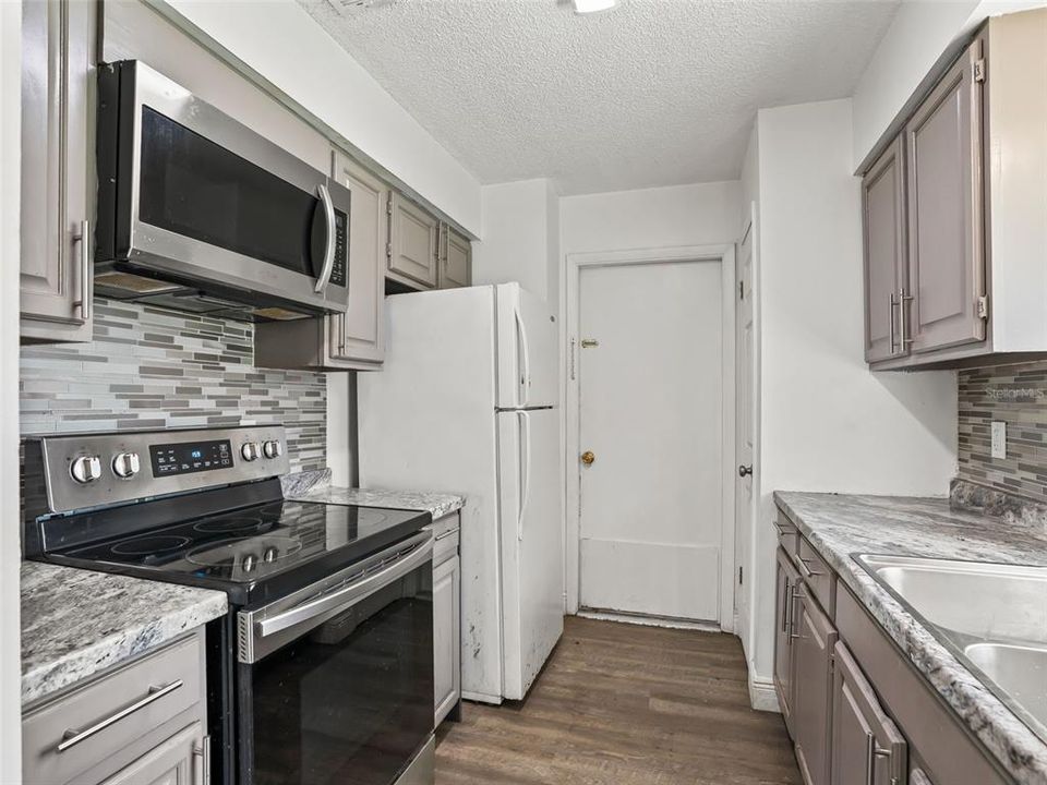 For Sale: $199,000 (3 beds, 2 baths, 1092 Square Feet)