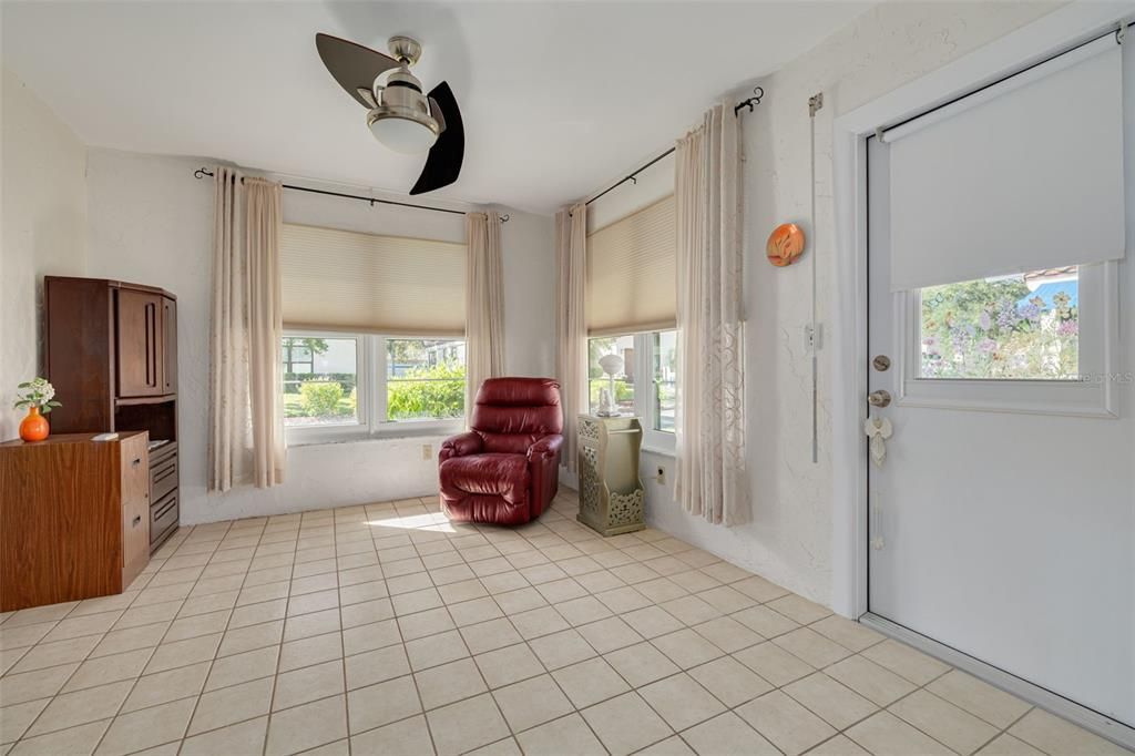 For Sale: $259,900 (2 beds, 2 baths, 1132 Square Feet)