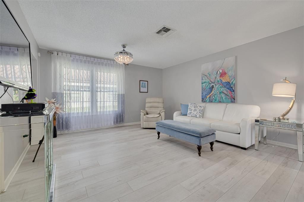 For Sale: $259,900 (2 beds, 2 baths, 1132 Square Feet)