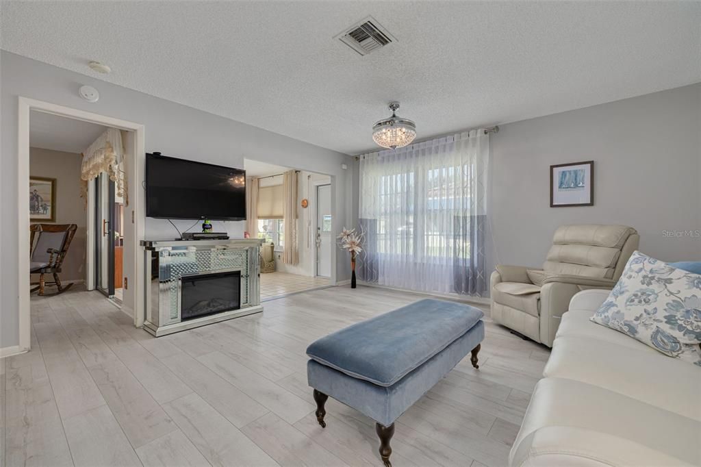 For Sale: $259,900 (2 beds, 2 baths, 1132 Square Feet)