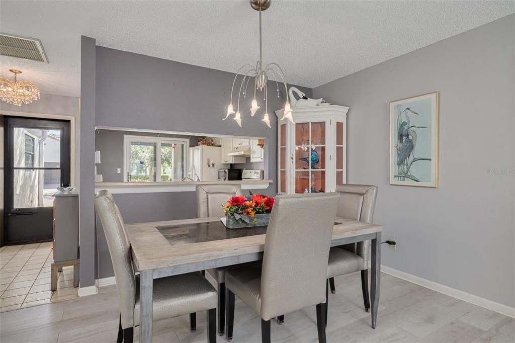 For Sale: $259,900 (2 beds, 2 baths, 1132 Square Feet)