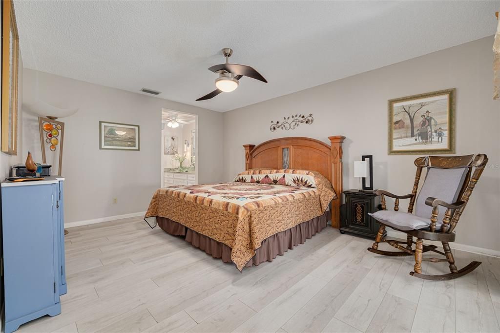 For Sale: $259,900 (2 beds, 2 baths, 1132 Square Feet)