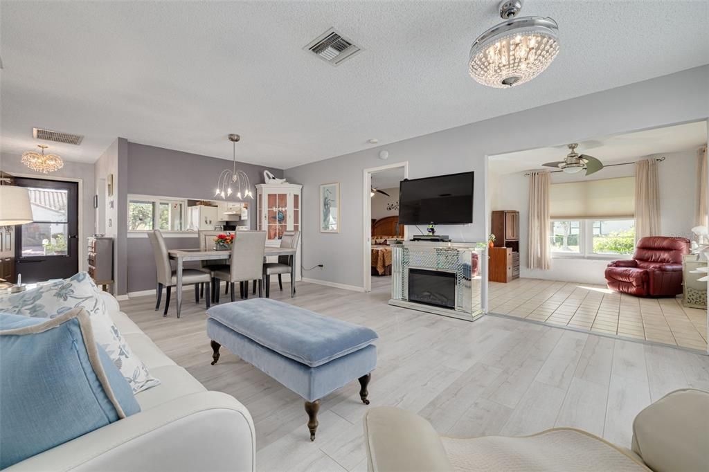 For Sale: $259,900 (2 beds, 2 baths, 1132 Square Feet)