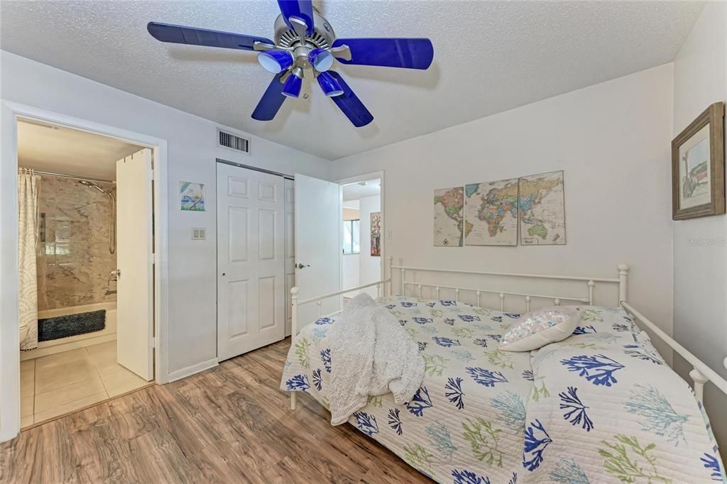 Active With Contract: $250,000 (2 beds, 2 baths, 1145 Square Feet)