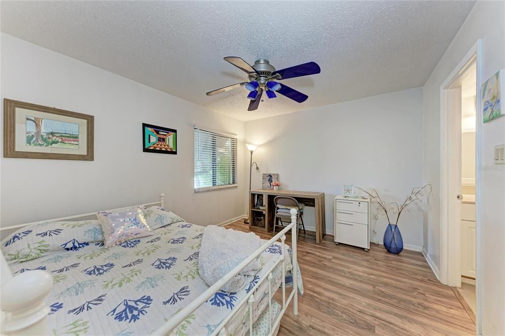 Active With Contract: $250,000 (2 beds, 2 baths, 1145 Square Feet)