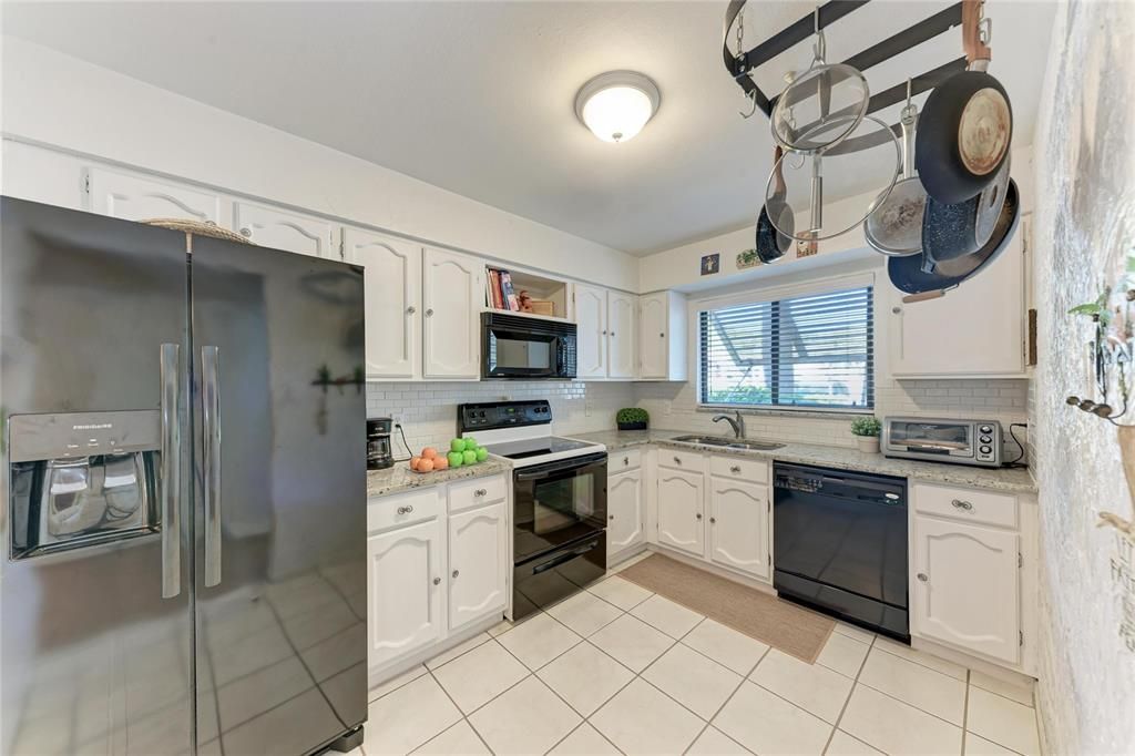 Active With Contract: $250,000 (2 beds, 2 baths, 1145 Square Feet)