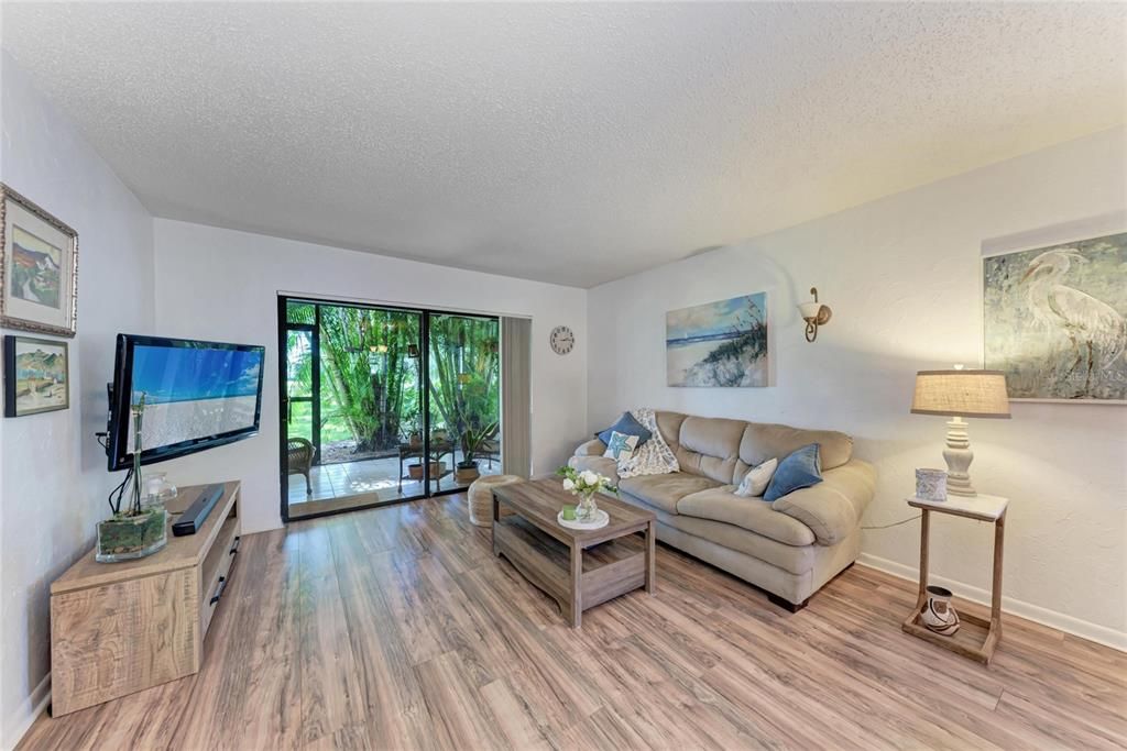 Active With Contract: $250,000 (2 beds, 2 baths, 1145 Square Feet)