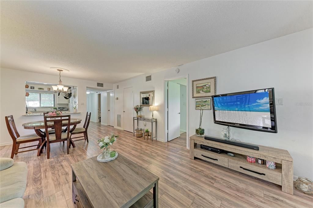 Active With Contract: $250,000 (2 beds, 2 baths, 1145 Square Feet)