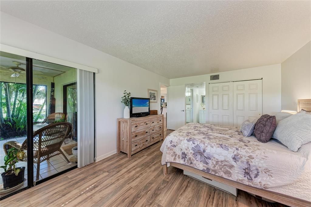 Active With Contract: $250,000 (2 beds, 2 baths, 1145 Square Feet)