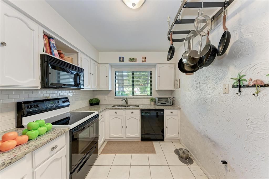 Active With Contract: $250,000 (2 beds, 2 baths, 1145 Square Feet)