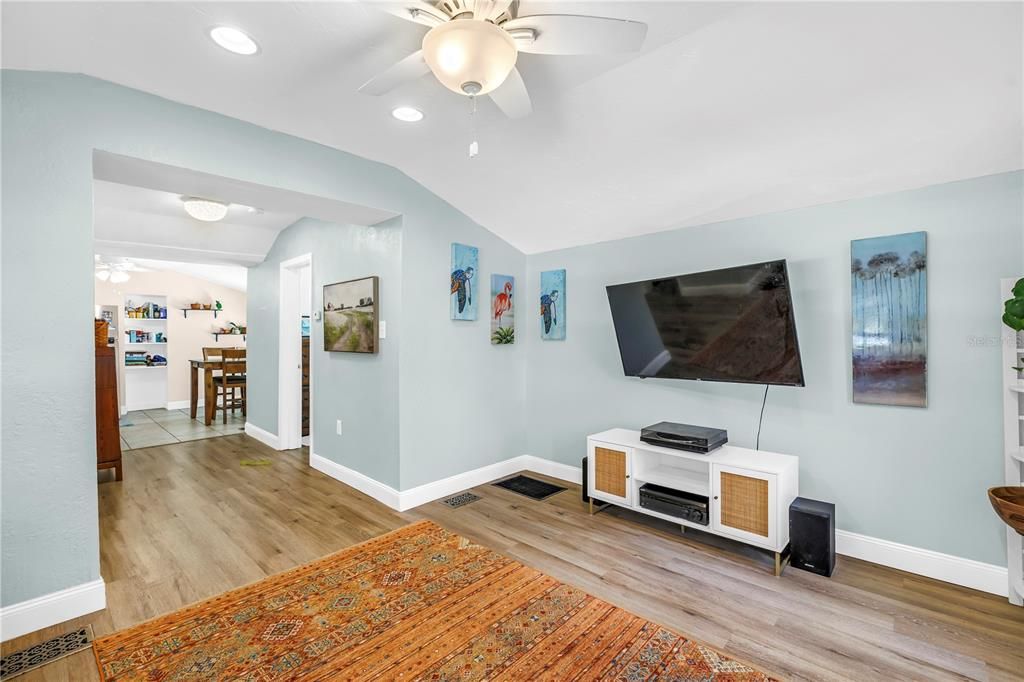 На продажу: $287,500 (2 спален, 1 ванн, 920 Квадратных фут)