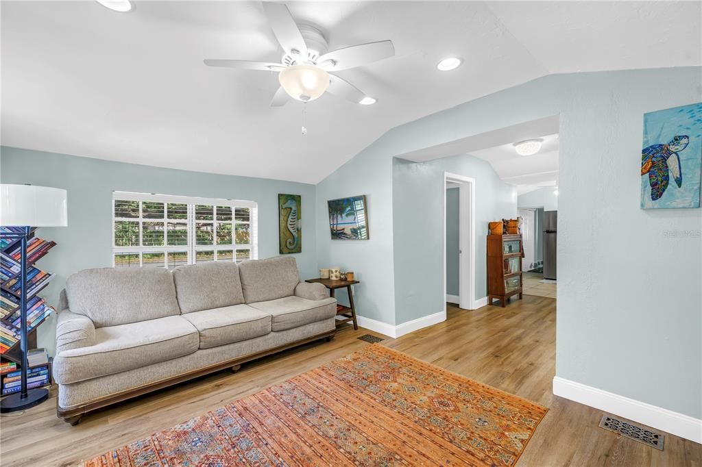 На продажу: $287,500 (2 спален, 1 ванн, 920 Квадратных фут)