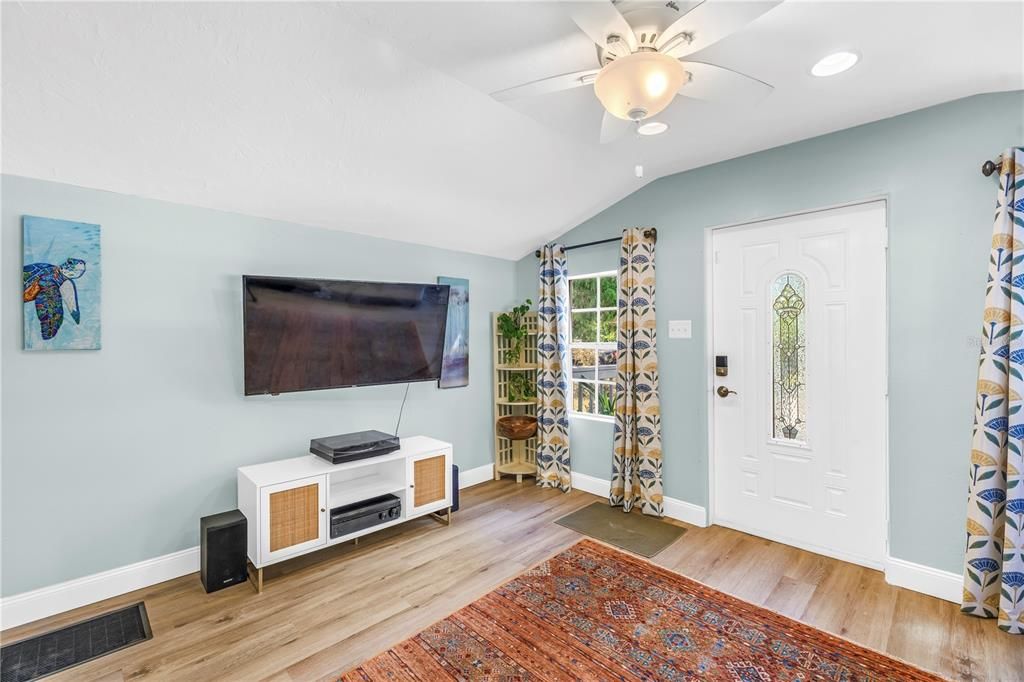 На продажу: $287,500 (2 спален, 1 ванн, 920 Квадратных фут)