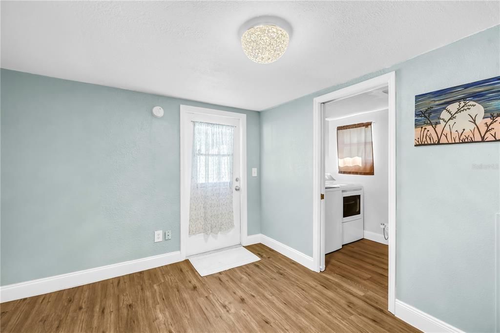 На продажу: $287,500 (2 спален, 1 ванн, 920 Квадратных фут)