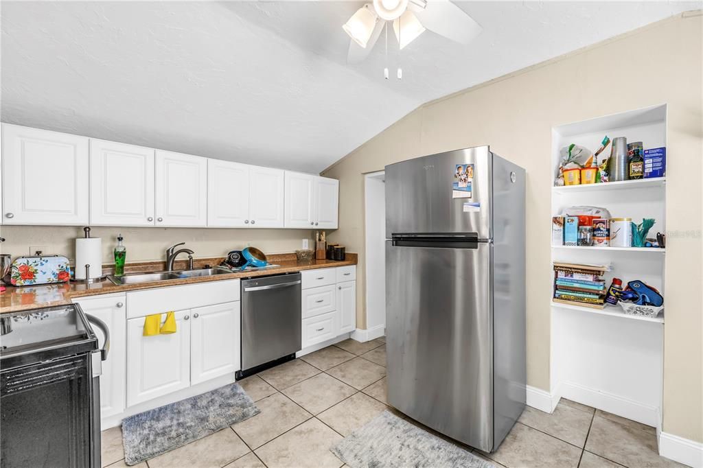 На продажу: $287,500 (2 спален, 1 ванн, 920 Квадратных фут)