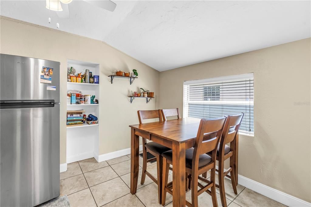 На продажу: $287,500 (2 спален, 1 ванн, 920 Квадратных фут)