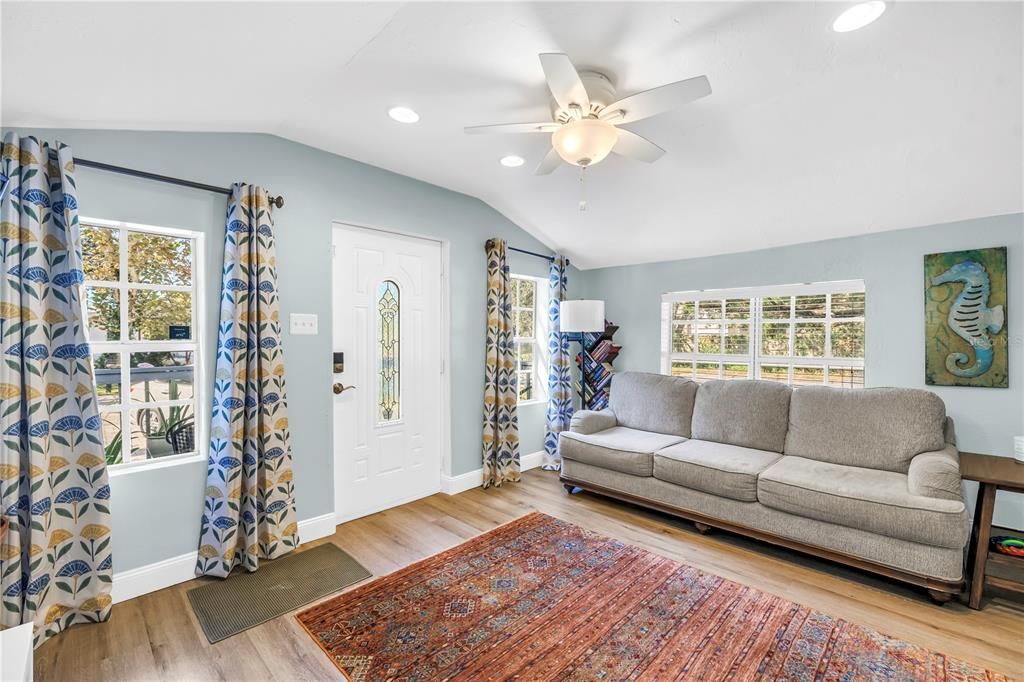 На продажу: $287,500 (2 спален, 1 ванн, 920 Квадратных фут)