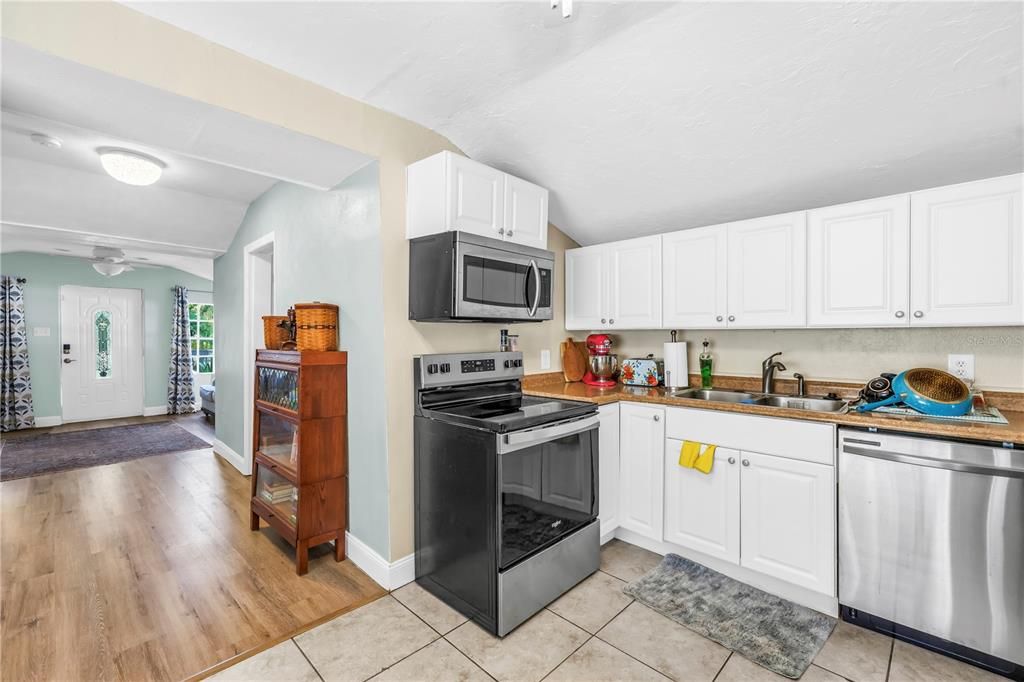 На продажу: $287,500 (2 спален, 1 ванн, 920 Квадратных фут)