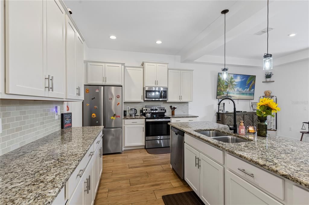 For Rent: $2,200 (3 beds, 2 baths, 1946 Square Feet)