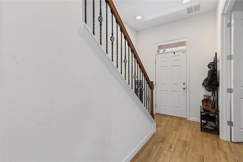 For Rent: $2,200 (3 beds, 2 baths, 1946 Square Feet)