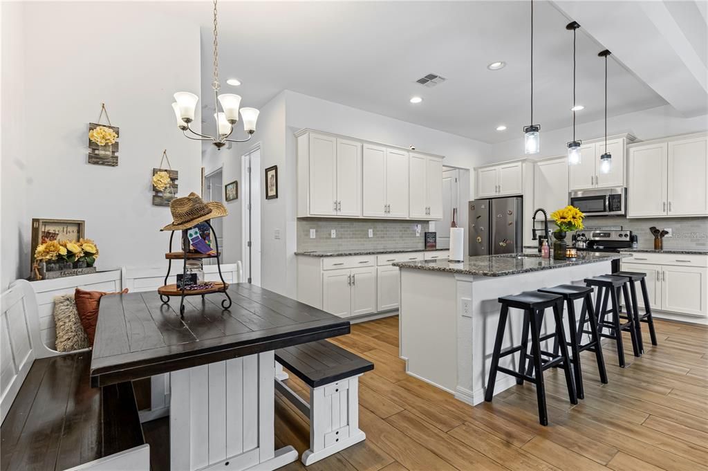 For Rent: $2,200 (3 beds, 2 baths, 1946 Square Feet)