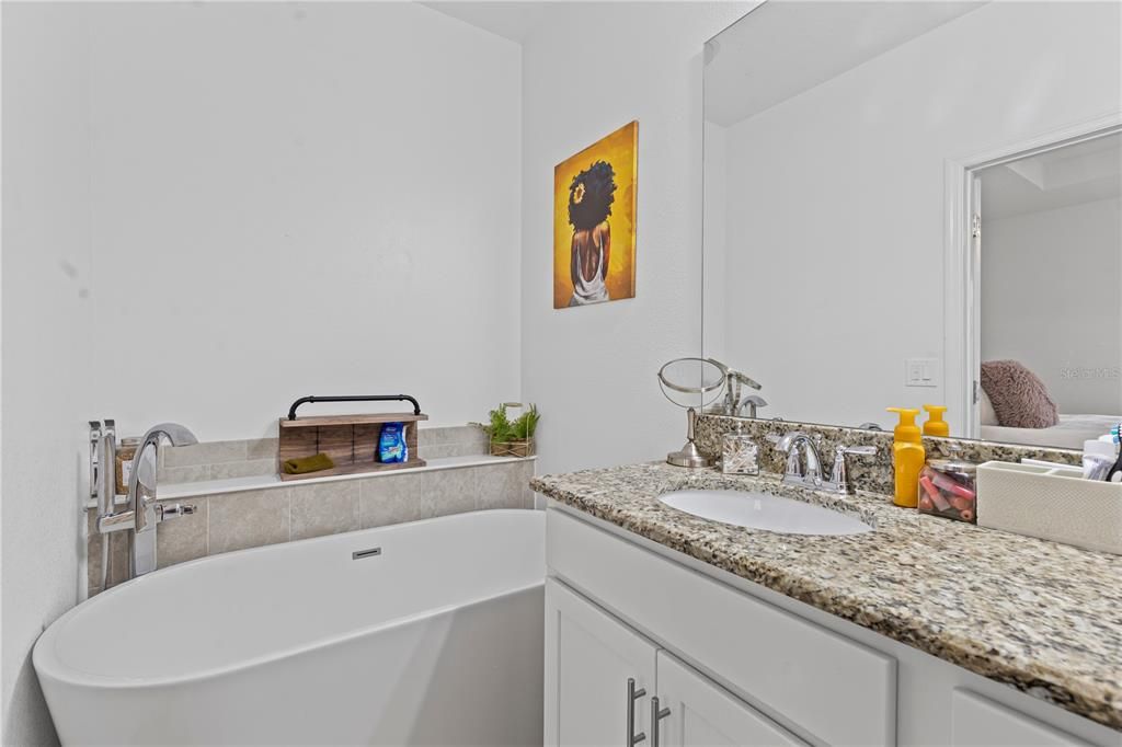 For Rent: $2,200 (3 beds, 2 baths, 1946 Square Feet)