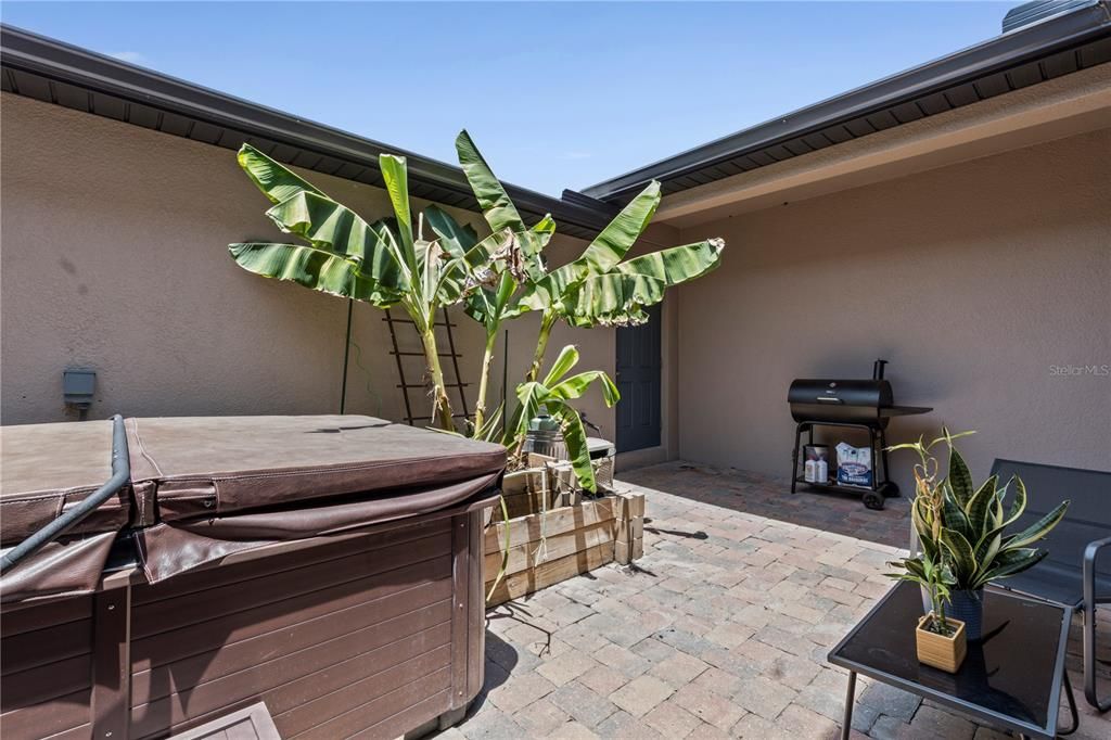 For Rent: $2,200 (3 beds, 2 baths, 1946 Square Feet)