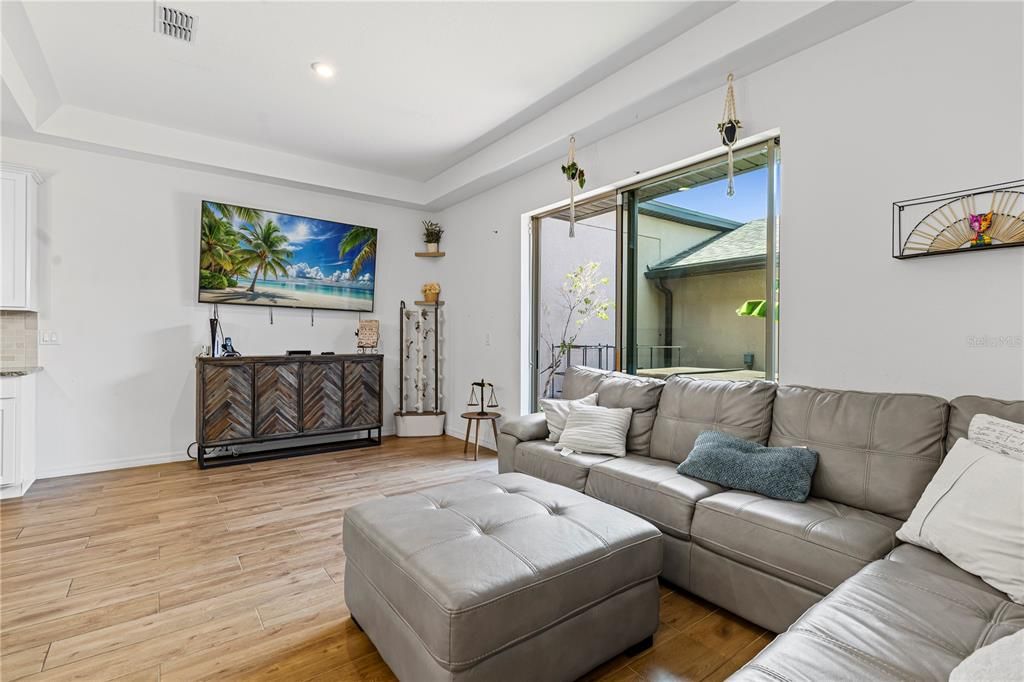 For Rent: $2,200 (3 beds, 2 baths, 1946 Square Feet)