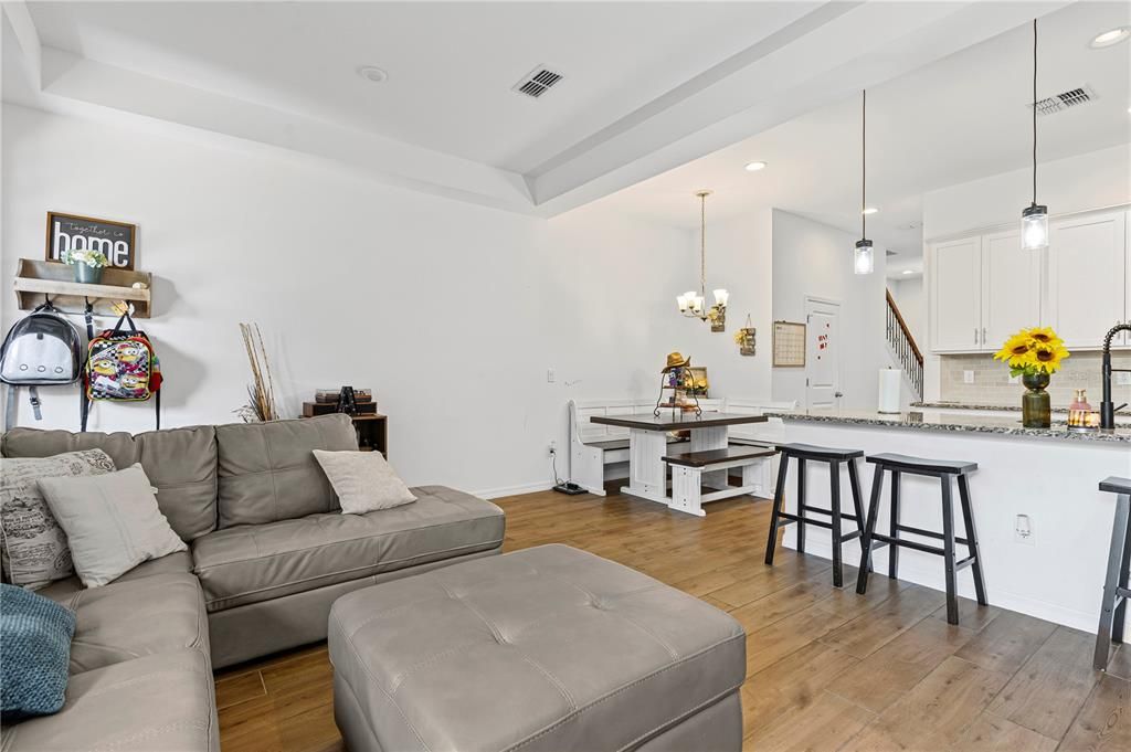 For Rent: $2,200 (3 beds, 2 baths, 1946 Square Feet)