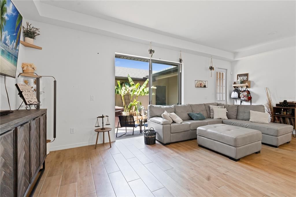 For Rent: $2,200 (3 beds, 2 baths, 1946 Square Feet)