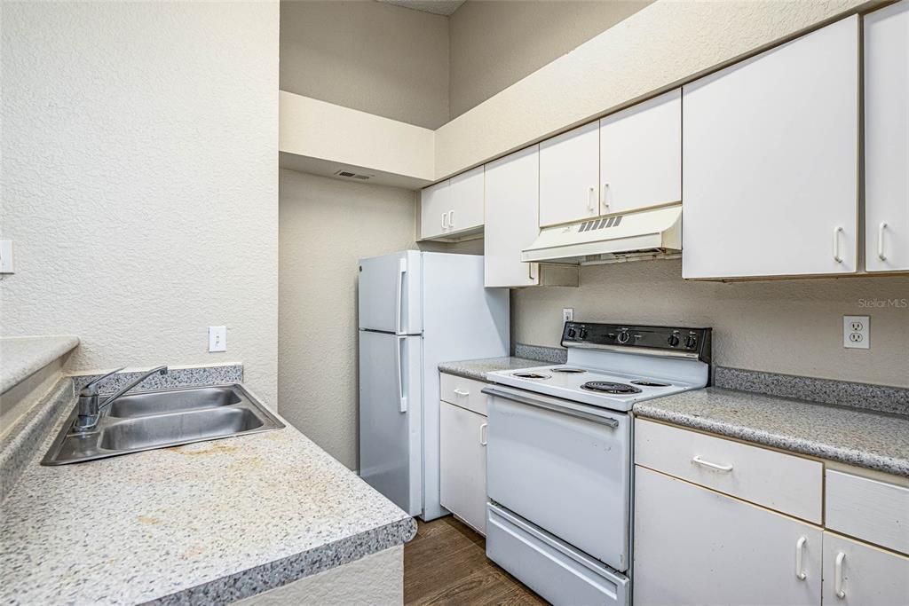 Active With Contract: $140,000 (2 beds, 2 baths, 874 Square Feet)