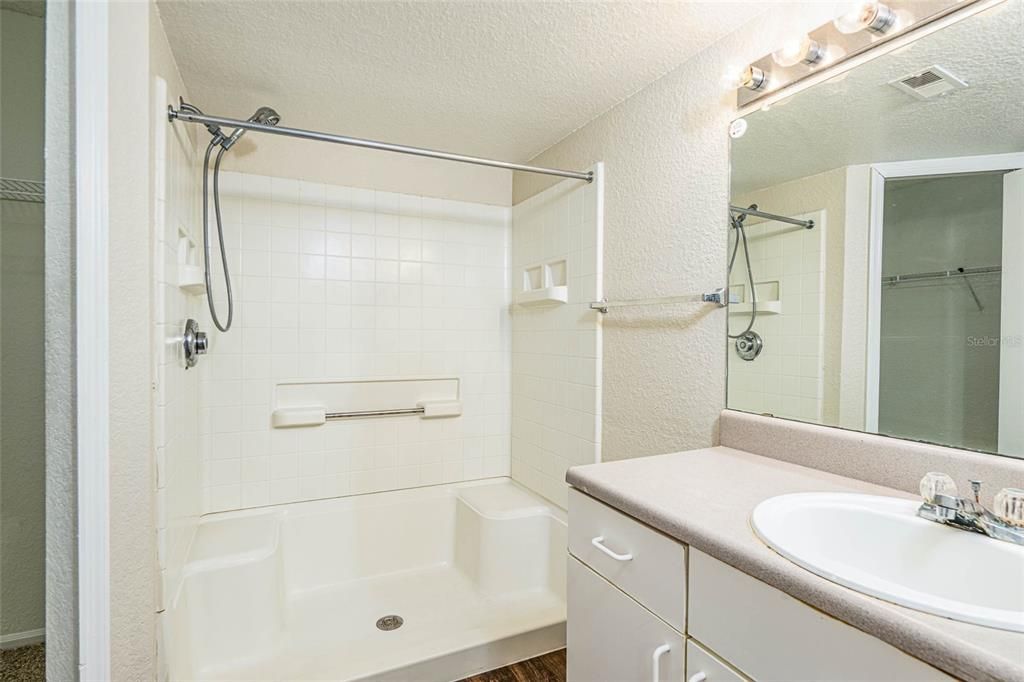 Active With Contract: $140,000 (2 beds, 2 baths, 874 Square Feet)