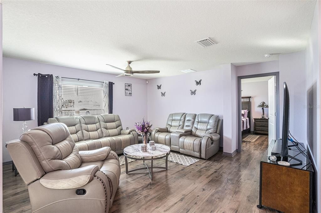 En Venta: $325,000 (4 camas, 2 baños, 1846 Pies cuadrados)